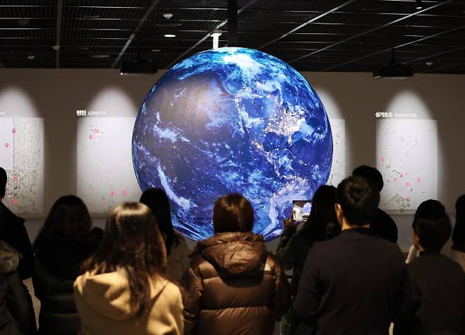 4일 서울시청 지하에 개관한 ‘서울갤러리’ 프레스투어 참가 취재진이 내친구서울 2관을 둘러보고 있다. (사진=연합뉴스)