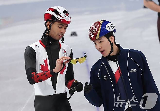 2026 밀라노·코르티나담페초 동계올림픽 개막을 사흘 앞둔 3일(현지시간) 이탈리아 밀라노 아이스스케이팅 아레나에서 쇼트트랙 황대헌이 캐나다 윌리엄 단지누와 대화하고 있다. 2026.2.4/뉴스1 ⓒ News1 김성진 기자