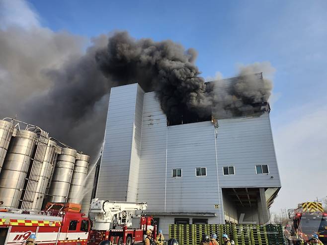 3일 오후 2시 59분께 경기 시흥시 정왕동 SPC삼립 시화공장에서 불이 나 소방 당국이 대응 1단계를 발령하고 진화 작업을 벌이고 있다. (경기도소방재난본부 제공. 재판매 및 DB 금지) 2026.2.3/뉴스1 ⓒ News1 김기현 기자
