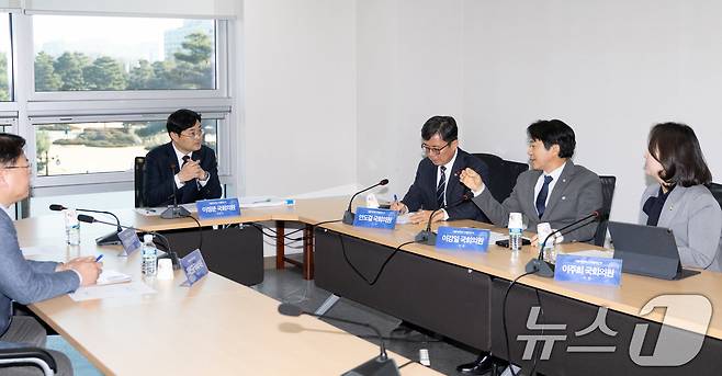 이정문 더불어민주당 디지털자산 TF 위원장이 28일 서울 여의도 국회 의원회관에서 열린 디지털자산 TF 회의에서 의원들과 대화하고 있다. 2026.1.28/뉴스1 ⓒ News1 이승배 기자