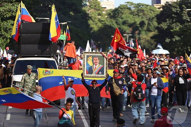 니콜라스 마두로 베네수엘라 대통령과 실리아 플로레스 영부인이 축출된 지 한 달 뒤인 3일(현지시간) 카라카스에서 정부 지지자들이 행진하고 있다. 2026.02.03. ⓒ AFP=뉴스1 ⓒ News1 이정환 기자