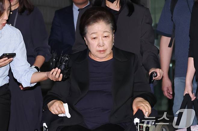 한학자 통일교 총재가 22일 오후 서울 서초구 중앙지방법원에서 윤석열 전 대통령 부부에게 통일교 현안을 청탁했다는 의혹과 관련 구속 전 피의자 심문(영장실질심사)을 마친 뒤 대기 장소인 서울구치소로 향하고 있다. (공동취재) 2025.9.22/뉴스1 ⓒ News1 이광호 기자