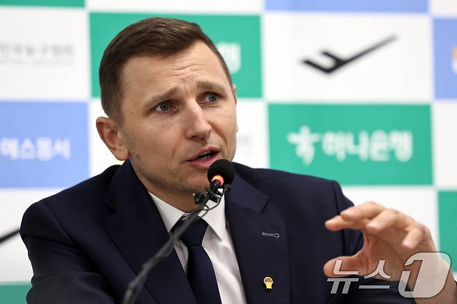 니콜라이스 마줄스 남자농구 국가대표팀 감독이 4일 오후 서울 송파구 올림픽회관에서 국가대표 소집명단을 발표하고 있다. 2026.2.4/뉴스1 ⓒ News1 구윤성 기자