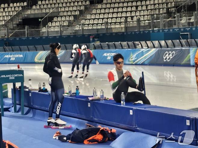 헝가리 스피드스케이팅 국가대표 김민석이 4일(현지시간) 이탈리아 밀라노 스피드스케이팅 스타디움에서 훈련 도중 장비를 정비하고 있다. ⓒ News1 권혁준 기자