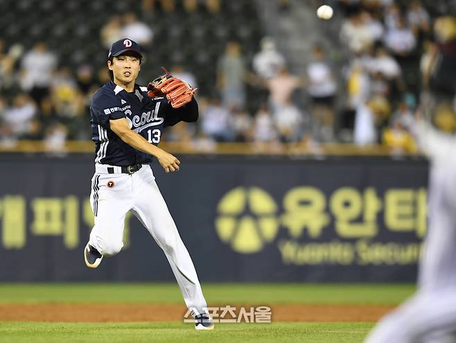 두산 유격수 이유찬이 5일 잠실구장에서 열린 2025 KBO리그 LG와의 경기  5회말 무사 투수 최승용 맞고 굴절된 LG 문보경의 타구를 잡아 1루로 송구하고 있다. 잠실 | 박진업 기자 upandup@sportsseoul.com