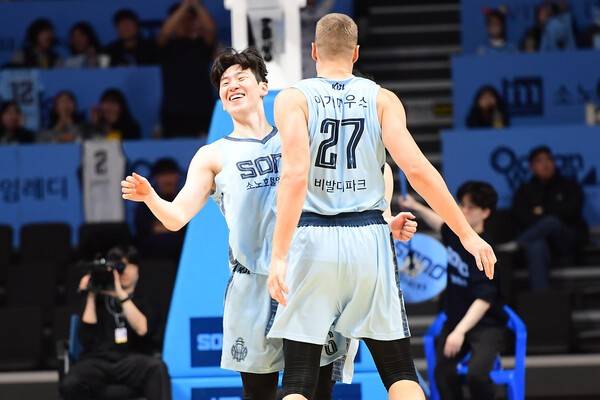 환호하는 이정현과 이기디우스. /사진=KBL