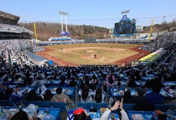 삼성 라이온즈와 SSG 랜더스의 시범경기가 열린 대구 삼성 라이온즈파크가 만원관중으로 꽉 차 화제가 됐다. /사진=삼성 라이온즈