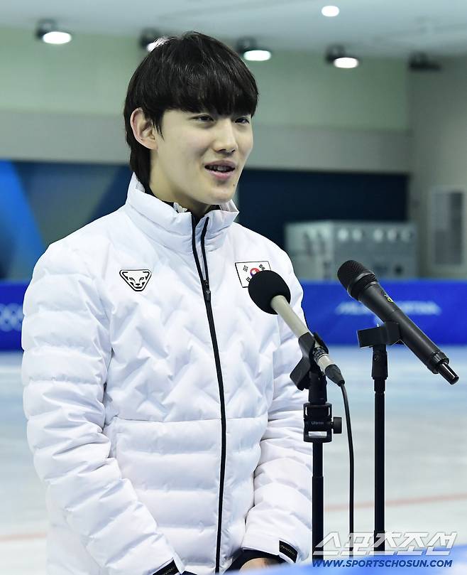 2026년 신년을 맞아 충북 진천 국가대표선수촌 훈련을 공개했다. 인터뷰하고 있는 밀라노코르티나 동계올림픽 쇼트트랙 대표팀 임종언. 진천=송정헌 기자songs@sportschosun.com/2025.12.23/