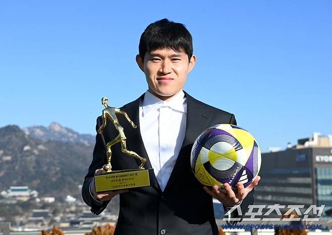 K리그1 MVP상을 수상한 울산HD FC 이동경이 31일 서울 광화문 코리아나호텔에서 진행된 스포츠조선과의 인터뷰에 앞서 트로피와 함께 포즈를 취하고 있다. 허상욱 기자wook@sportschosun.com/2025.12.31/