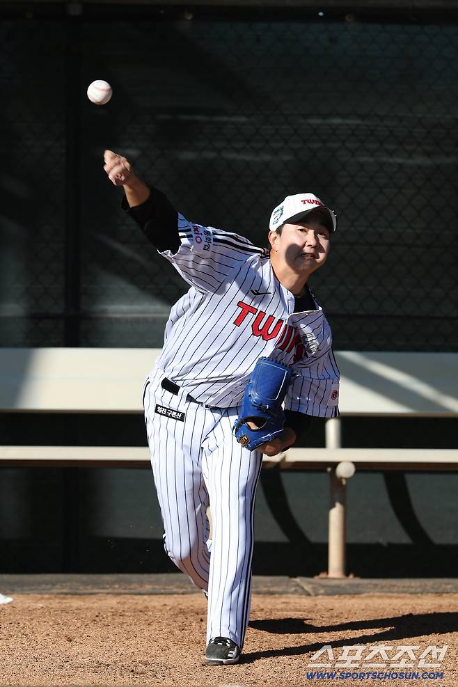 LG 트윈스 유영찬이 애리조나 스프링캠프에서 불펜피칭을 하고 있다. 사진제공=LG 트윈스