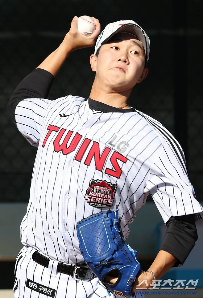 LG 트윈스 유영찬이 애리조나 스프링캠프에서 불펜피칭을 하고 있다. 사진제공=LG 트윈스