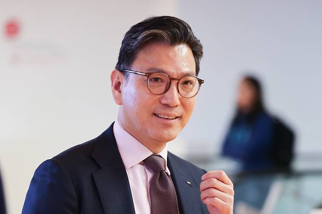 김재열 회장, 신임 IOC 집행위원으로 선출

    (밀라노=연합뉴스) 서대연 기자 = 4일(현지시간) 이탈리아 밀라노에서 열린 제145차 IOC 총회에서 김재열 국제빙상경기연맹(ISU) 회장이 휴식시간에 이동하고 있다. 김 회장은 이날 신임 IOC 집행위원으로 선출됐다. 2026.2.4