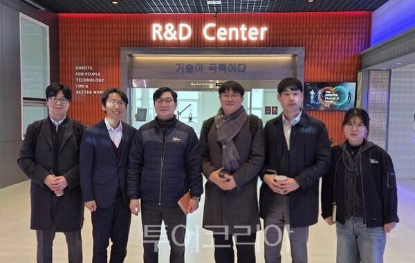 최병조 인천대학교 교학부총장이 지난 1월 29일, 지역 앵커 기업인 유일로보틱스와 인천테크노파크 로봇센터를 방문하고 있다 .