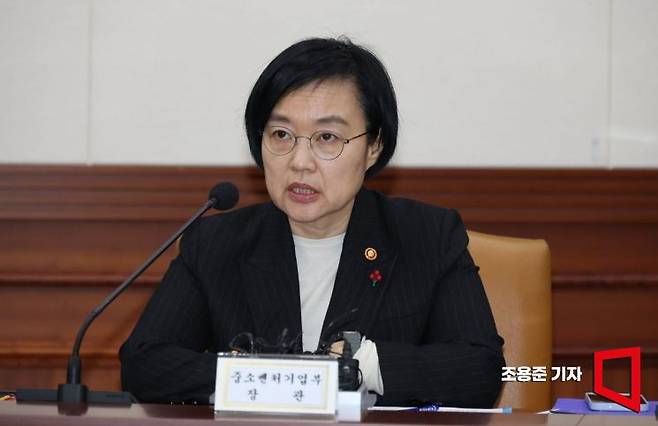 한성숙 중소벤처기업부 장관이 서울 종로구 정부서울청사에서 열린 경제관계장관회의 및 산업경쟁력강화 관계장관회의에 참석해 발언을 하고 있다.