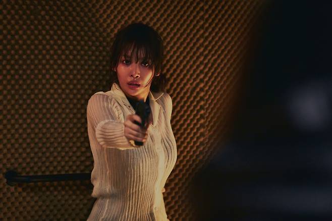 영화 '시스터'에서 알 수 없는 이유로 납치된 언니 역할의 차주영이 권총을 낚아채 겨누고 있습니다. 이 영화의 세 배우, 차주영 정지소 이수혁은 할만큼 했습니다. 그런데 영화가 연기로만 완성되는 게 아니다보니./스튜디오 산타클로스엔터테인먼트