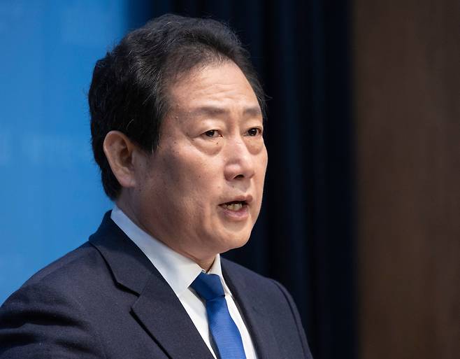 <YONHAP PHOTO-2195> 최고위원 보궐선거 후보 사퇴 기자회견 하는 민주당 유동철 수영구 지역위원장    (서울=연합뉴스) 황광모 기자 = 더불어민주당 최고위원 보궐선거에 출마했던 유동철 부산 수영구 지역위원장이 6일 국회에서 열린 기자회견에서 최고위원 후보 사퇴를 발표하고 있다. 2026.1.6    hkmpooh@yna.co.kr/2026-01-06 10:41:43/<저작권자 ⓒ 1980-2026 ㈜연합뉴스. 무단 전재 재배포 금지, AI 학습 및 활용 금지>