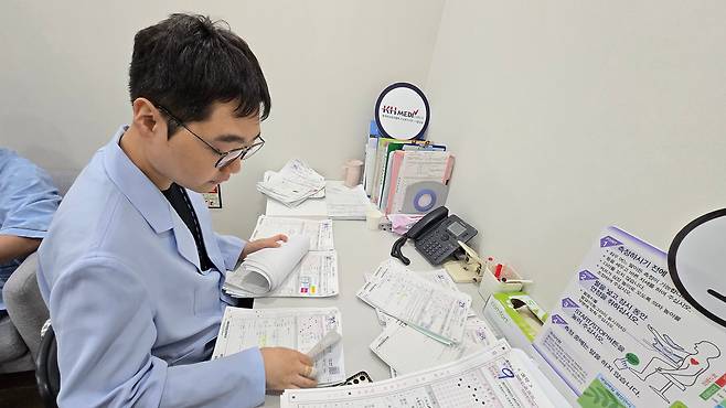 이해준씨가 지난 1월 28일 오전 서울 잠실 한국건강관리협회 서울강남지부에서 수검자 시트 정리를 하고 있다./ 윤희훈 기자