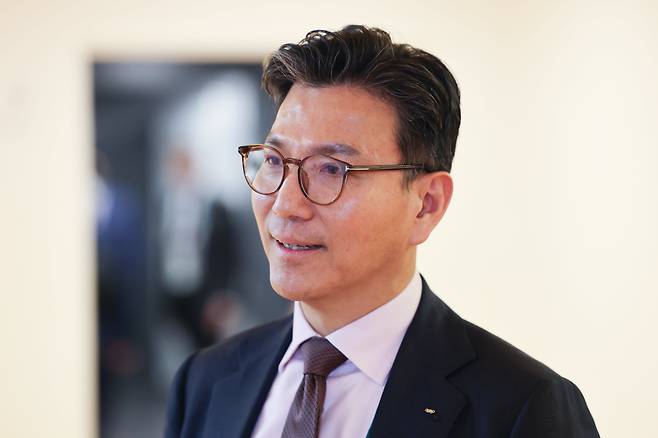 4일(현지 시각) 이탈리아 밀라노에서 열린 제145차 IOC 총회에서 김재열 국제빙상경기연맹(ISU) 회장이 휴식 시간에 취재진과 대화를 나누고 있다. /연합뉴스