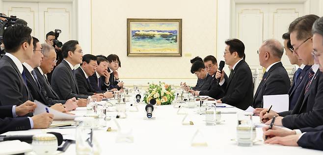 이재명 대통령이 4일 청와대에서 열린 '청년 일자리와 지방투자 확대를 위한 기업간담회'에서 발언하고 있다. 연합뉴스