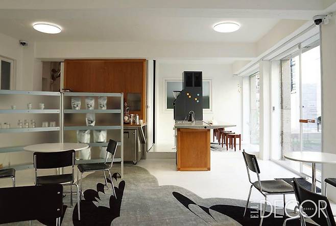 광진구 카페 포스트커피. 오직 가구로 이뤄진 레이아웃은 좁은 공간의 활용도를 높인다.