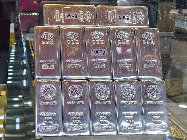 4일 서울 종로구 귀금속 거리의 한 매장에 실버바가 진열돼 있다. 사진=서지윤 기자