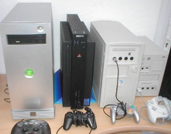 각 게임기 개발자 키트를 모아놓은 모습. 좌측부터 구 엑스박스, PS2, 큐브, 드림캐스트 순이다