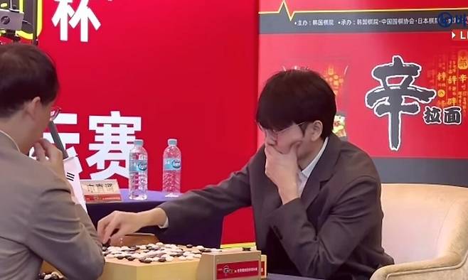 한국팀 최후의 보루 신진서 9단이 4일 농심배 12국에서 일본의 이야마 유타 9단을 꺾은 뒤 복기하고 있다. 한국기원 제공