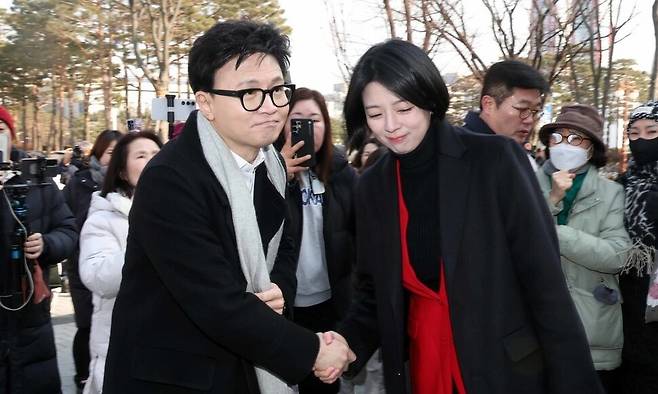 한동훈 전 국민의힘 대표가 지난달 14일 당 윤리위원회가 본인을 제명 결정한 것과 관련해 입장을 밝히기 위해 국회 소통관으로 향하며 배현진 의원과 악수를 하고 있다. 공동취재사진