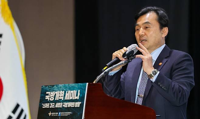 안규백 국방부 장관이 4일 오후 서울 용산 전쟁기념관에서 개최된 국방개혁 세미나에 참석해 축사에서 “전시작전통제권 전환 2단계를(평가 검증을) 금년에 완료하겠다”고 밝혔다. 국방부 제공