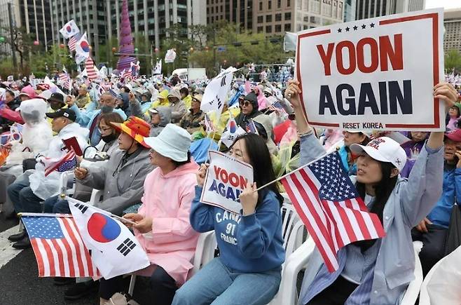 2025년 4월19일 서울 종로구 동화면세점 인근에서 자유통일당이 연 ‘국민저항권 광화문국민대회’ 참가자들이 ‘윤 어게인’이 적힌 손팻말을 들고 있다. 연합뉴스