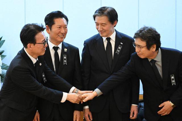 김민석(맨 왼쪽) 국무총리가 1월 27일 서울 종로구 서울대학교병원 장례식장에 마련된 이해찬 전 국무총리 빈소에서 정청래(왼쪽 두 번째부터) 더불어민주당 대표, 조국 조국혁신당 대표, 유시민 작가와 대화하고 있다. 뉴시스