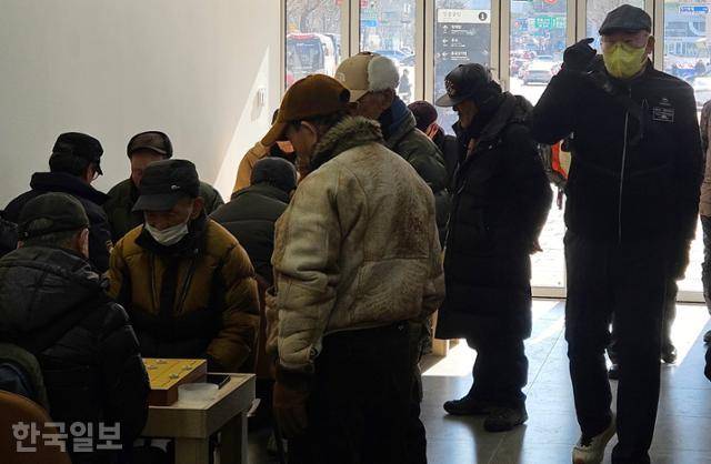 3일 오후 서울 종로구 '탑골 어르신 문화 놀이터'에서 노인들이 장기를 두거나 옆에 서서 구경을 하며 시간을 보내고 있다. 나광현 기자