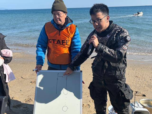 일본 잠수사 이사지 요시타카(오른쪽)와 시민단체 '조세이 탄광의 수몰 사고를 새기는 모임'의 우에다 게이시 사무국장이 3일 야마구치현 우베시 조세이 탄광 갱도 잠수 결과를 설명하고 있다. 우베=류호 특파원