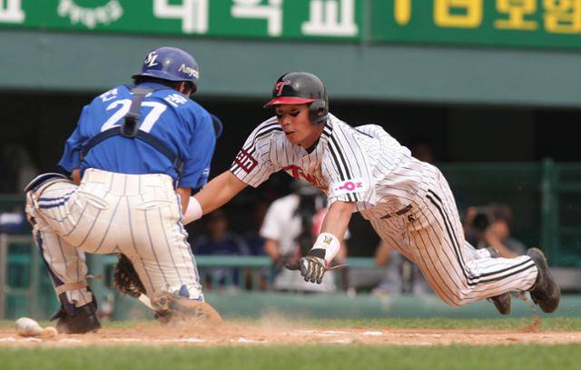 2009년 LG 트윈스 소속이었던 박경수(오른쪽)가 삼성 라이온즈와의 경기에서 홈 슬라이딩을 하고 있다. 그는 성남고 시절 초고교급 유격수로 기대를 모았던 선수였다.