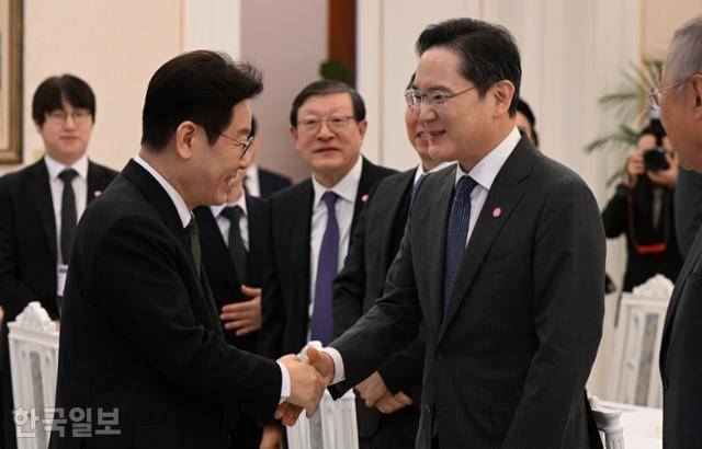 이재명 대통령이 4일 청와대에서 열린 청년일자리와 지방투자 확대를 위한 기업간담회에서 이재용 삼성전자 회장과 인사하고 있다. 왕태석 선임기자