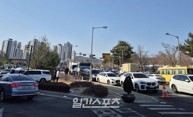 지난 2일 KT-DB전이 열린 서수원칠보체육관. 일찌감치 주차장이 만차여서 노상 주차가 대부분이다. 구단은 구장 인근 130m 구간을 노상 주차 구간으로 안내하지만 이마저도 턱없이 부족하다. 어린이보호구역 내 불법 주정차 차량도 어렵지 않게 볼 수 있다. 수원시는 노상 주차 구간에 관람객이 주차할 수 있게 편의를 제공하고 있다고 말하지만 실제 보면 경기와 관련 없는 화물트럭도 주차돼 있다. 수원=배중현 기자