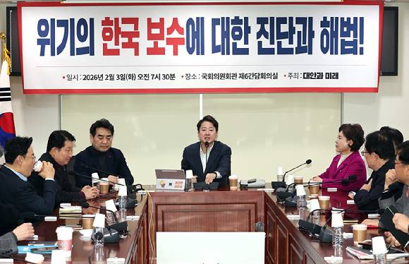 국민의힘 소장파 초·재선 의원 모임인 '대안과 미래' 소속 의원들이 3일 국회 의원회관에서 개혁신당 이준석 대표를 초청해 '위기의 한국 보수에 대한 진단과 해법!' 토론회를 열고 있다. [사진=연합뉴스]