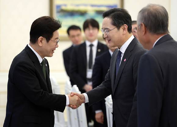 4일 청와대에서 열린 재계와 만남 행사에서 이재명 대통령(왼쪽)과 인사를 나누는 이재용 삼성전자 회장. [사진=연합뉴스]