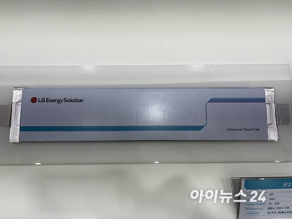 LG에너지솔루션의 파우치형 배터리 셀(2세대 JF2 셀) [사진=권서아 기자]