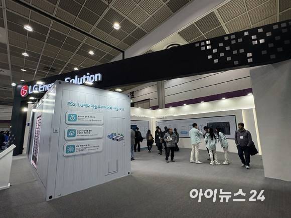 4일 서울 강남구 코엑스에서 열린 '코리아 스마트그리드 엑스포·일렉스 코리아 2026'에서 관람객들이 LG에너지솔루션 부스를 둘러보고 있다. 2026.02.04. [사진=권서아 기자]