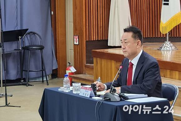 이충우 여주시장이 4일 시청 대회의실에서 열린 정책브리핑에서 질의응답을 진행하고 있다. [사진=임정규]