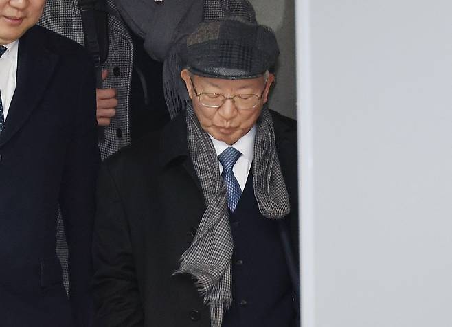 양승태 전 대법원장이 30일 서울 서초구 서울고등법원에서 열린 '사법농단 혐의' 2심 선고 공판에서 징역 6개월에 집행유예 1년을 선고 받은 후 법원 청사를 나서고 있다. 연합뉴스