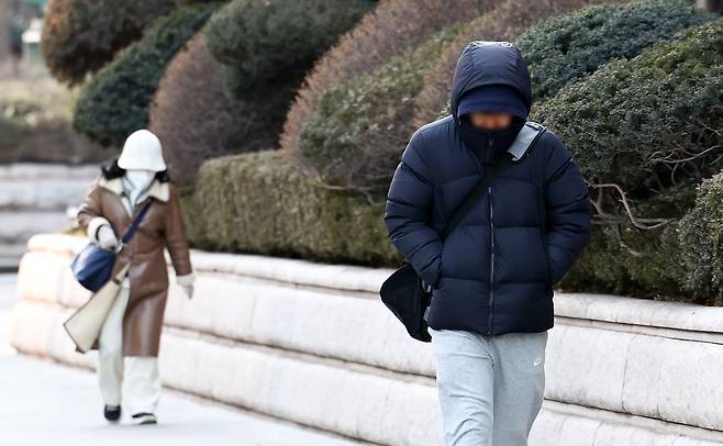 지난달 30일 서울 중구 서울시청 인근 거리에서 시민들이 발걸음을 옮기고 있다. 뉴스1