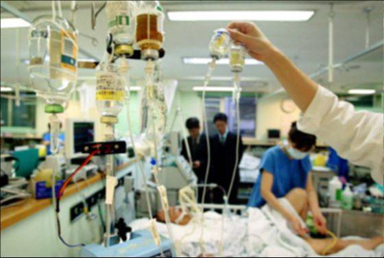 한 대학병원 중환자실에서 약물과 기계에 의지해 생명을 이어가는 말기 환자. 인공호흡기와 소변줄을 달고 있다. 주변에는 단백질영양제·안정제·전해질 용액·기본수액 등이 담긴 약병이 주렁주렁 매달려 있다. 중앙포토