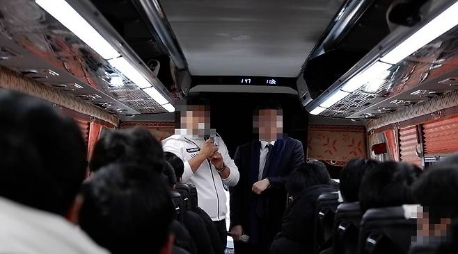 한신대 어학당 우즈벡 유학생들이 지난 2023년 11월 27일 버스에 탑승해 출국 사유 설명을 듣고 있다. 사진 제보자