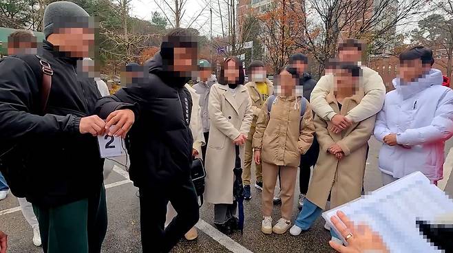 한신대 어학당 우즈벡 유학생들이 지난 2023년 11월 27일 학교 교정 안에서 인원 파악을 하고 있다. 사진 제보자