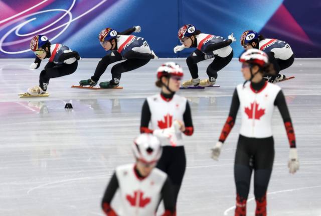 ▲ 2026 밀라노·코르티나담페초 동계올림픽 개막을 사흘 앞둔 3일(현지시간) 이탈리아 밀라노 아이스스케이팅 아레나에서 쇼트트랙 김길리(왼쪽부터), 심석희, 노도희, 이소연이 훈련하고 있다. 연합뉴스