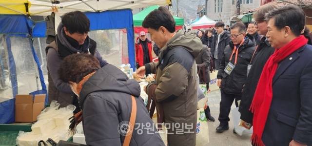 ▲ 인제5일장이 4일 열린 가운데 김진태 강원도지사가 이날 인제전통시장 일원에서 설명절 전통시장 장보기 행사와 물가안정 캠페인을 벌였다. 이동명 기자