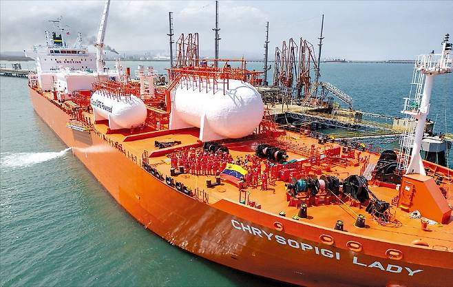 < 베네수엘라 가스 美수출 > 미국이 니콜라스 마두로 베네수엘라 대통령을 체포한 뒤 처음으로 베네수엘라산 액화석유가스(LPG)가 미국으로 직수출됐다. 지난달 31일 베네수엘라 동북부 바르셀로나항에서 미국으로 향하는 LPG 운반선에서 선원들이 베네수엘라 국기를 펼쳐 보이고 있다.  로이터연합뉴스