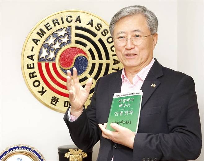 최중경 한미협회 회장은 “지휘부의 감정 붕괴는 조직 전체의 판단력을 무너뜨린다”며 “분노와 조급함이 누적되면 어떤 조직도 정상적인 결정을 내리기 어렵다”고 말했다. /문경덕 기자